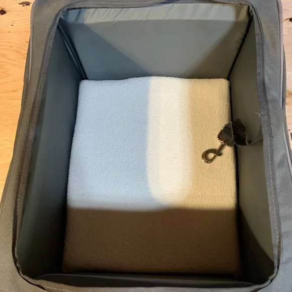 Petco car /booster seat for pets under 25 lbs - Picture 5 of 10